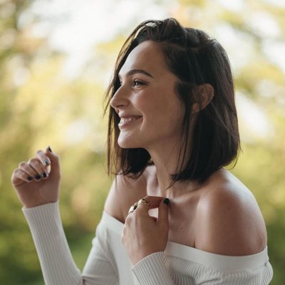 Hình ảnh diễn viên Gal Gadot từ bộ phim "Snow White" đang cười tươi.