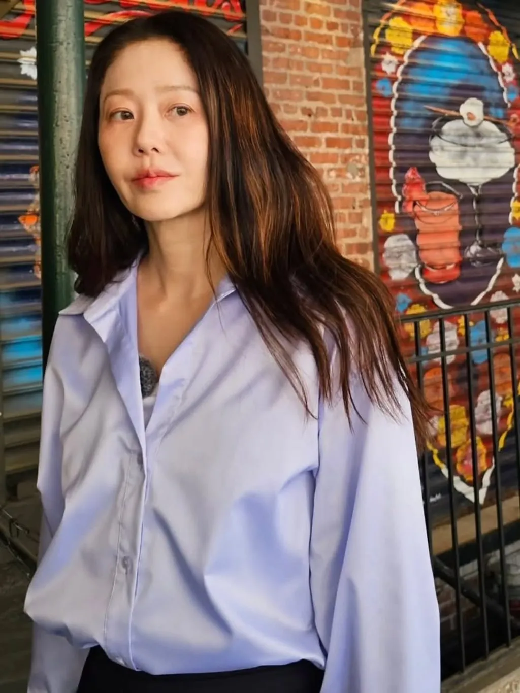 Một outfit Go Hyun Jung thường nhật với cardigan len mềm và quần vải