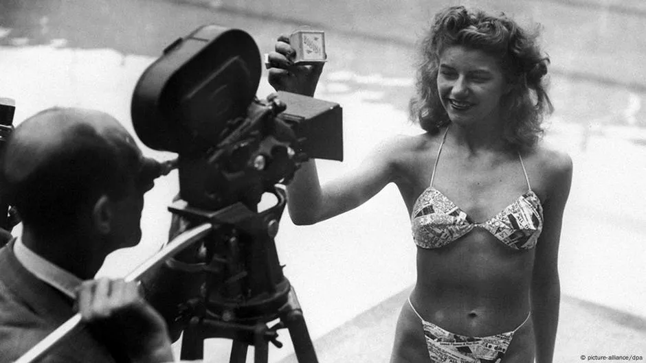 Vũ công Micheline Bernardini diện bikini trong những năm 1940