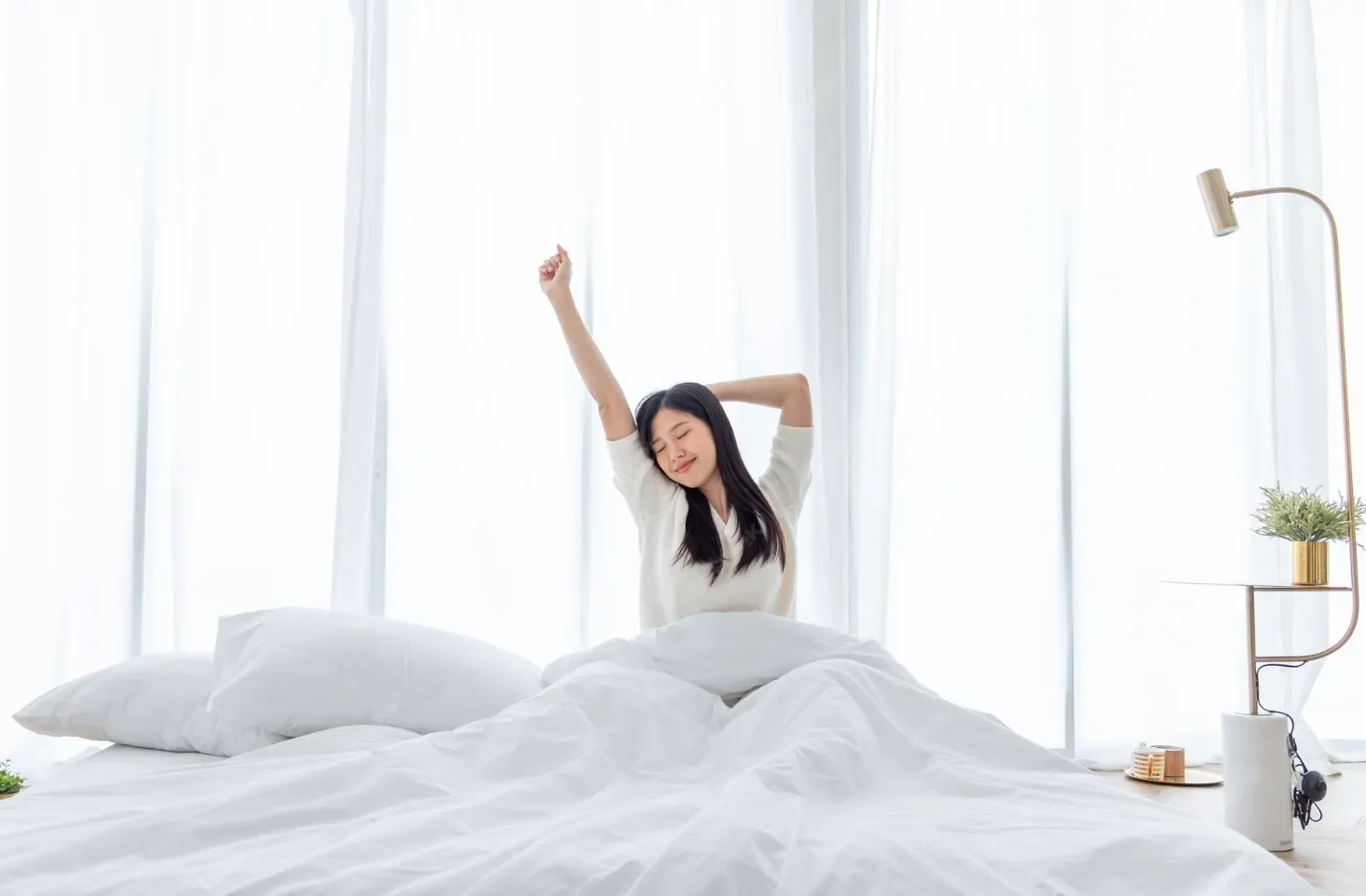 cô gái ngồi trên giường, thể dục buổi sáng