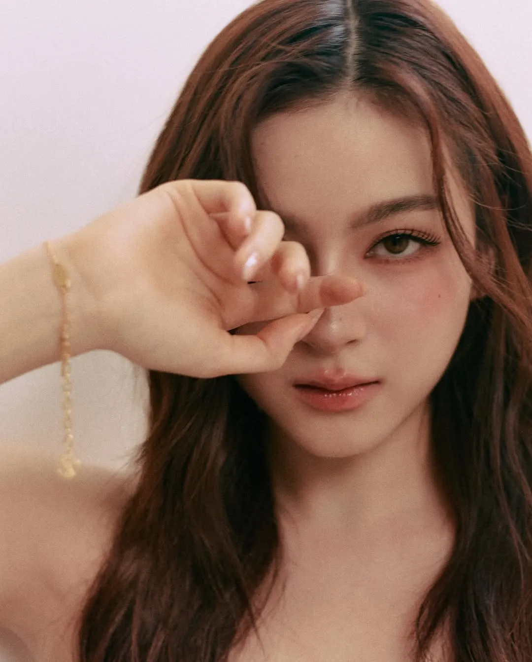Chọn màu lens nâu cho layout makeup clean girl.
