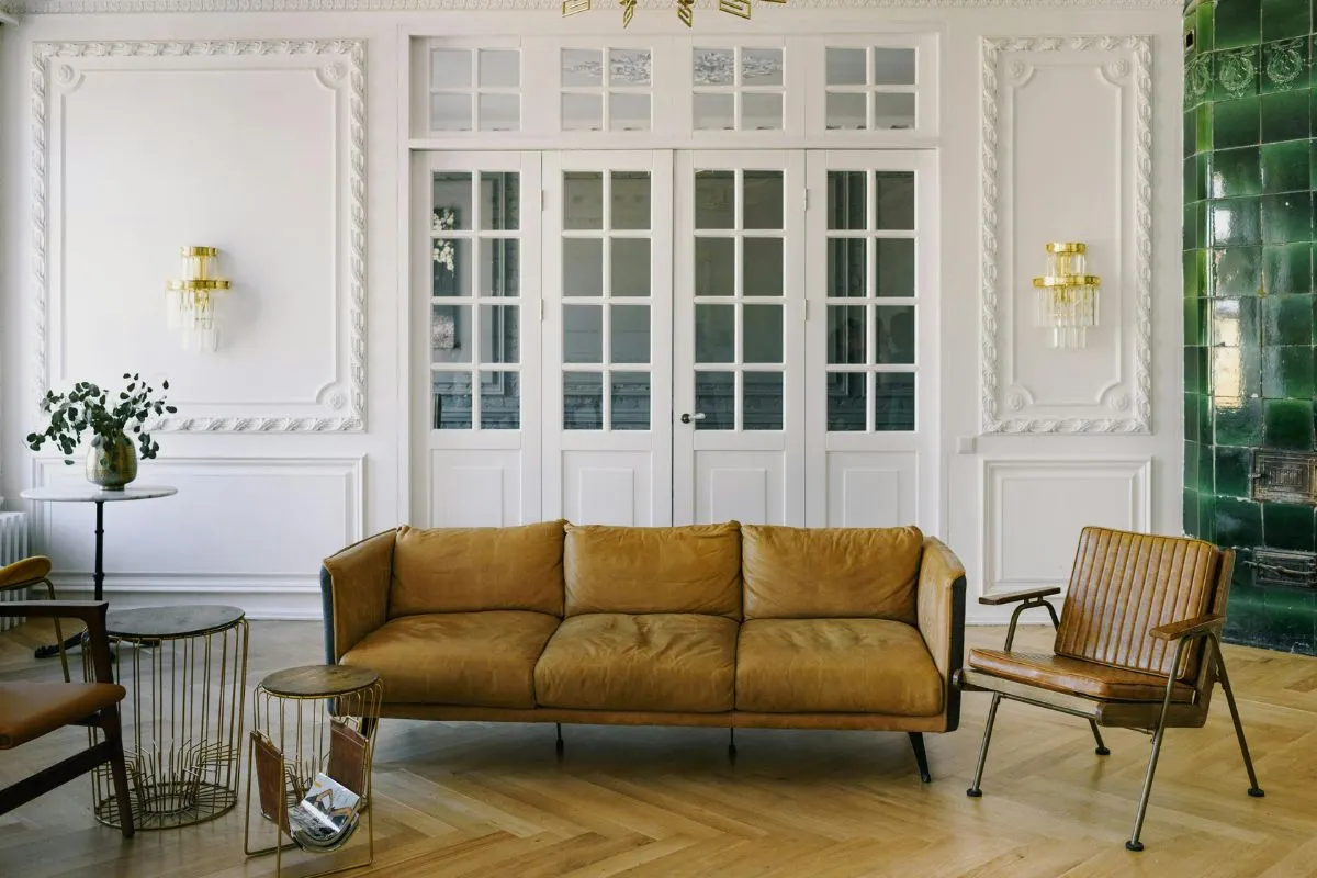 phòng khách tiết kiệm có bộ ghế sofa màu nâu