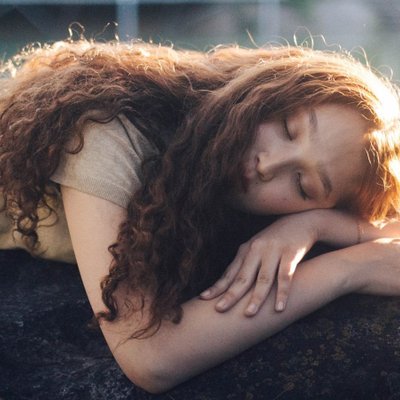 cô gái nhắm mắt yêu bản thân