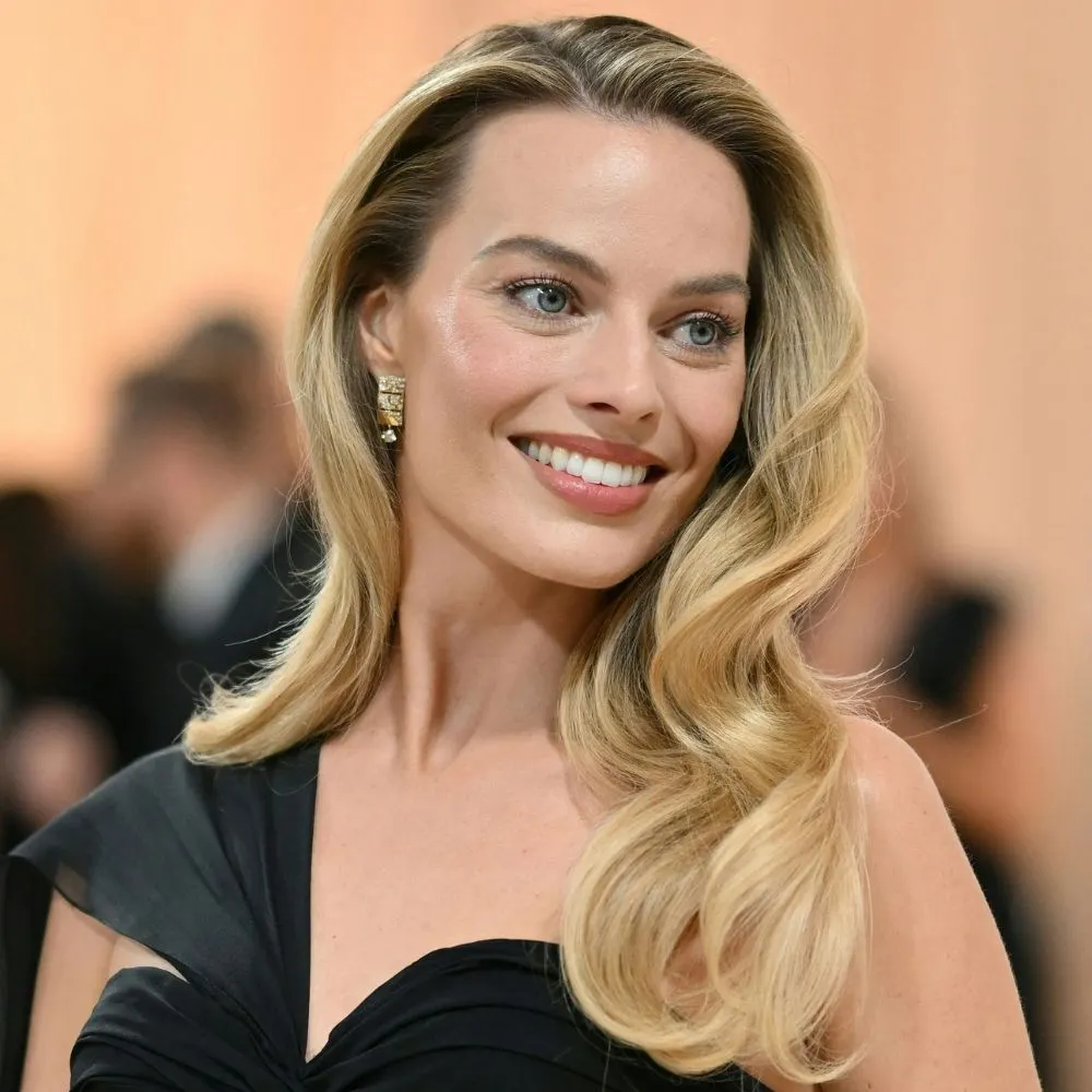 Hình ảnh Margot Robbie trong kiểu tóc gợn sóng nữ tính dự tiệc.