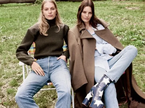 hong cách thiết kế của Gvasalia có tỉ lệ bố cục mới, hòa trộn giữa tính cổ điển không lãng mạn, tính thực tế sâu sát với cuộc sống hiện thực và thấm nhuần tư tưởng nguyên sơ nhất của thời trang đường phố.