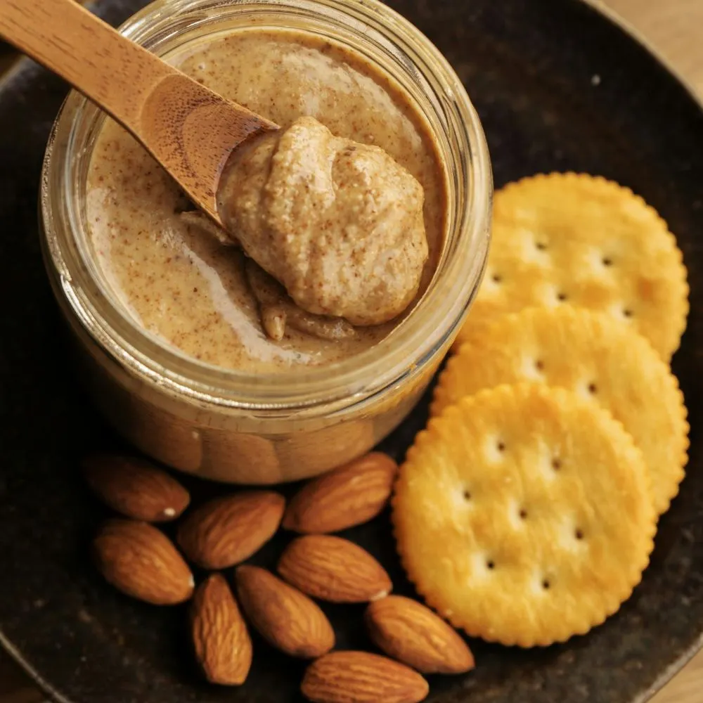 Bơ hạnh nhân sánh mịn trong hũ thủy tinh – chất béo tốt cho sinh tố protein