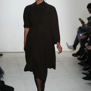 Người mẫu ngoại cỡ công phá sàn diễn tuần lễ thời trang 2017 - ELLE VN