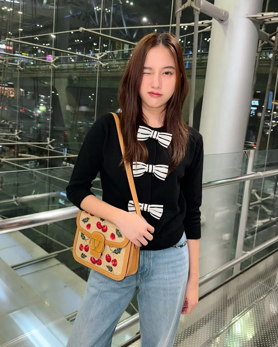 Thời trang của Freen Sarocha với những chiếc nơ