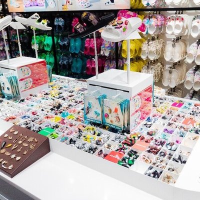 quầy trưng bày tại cửa hàng