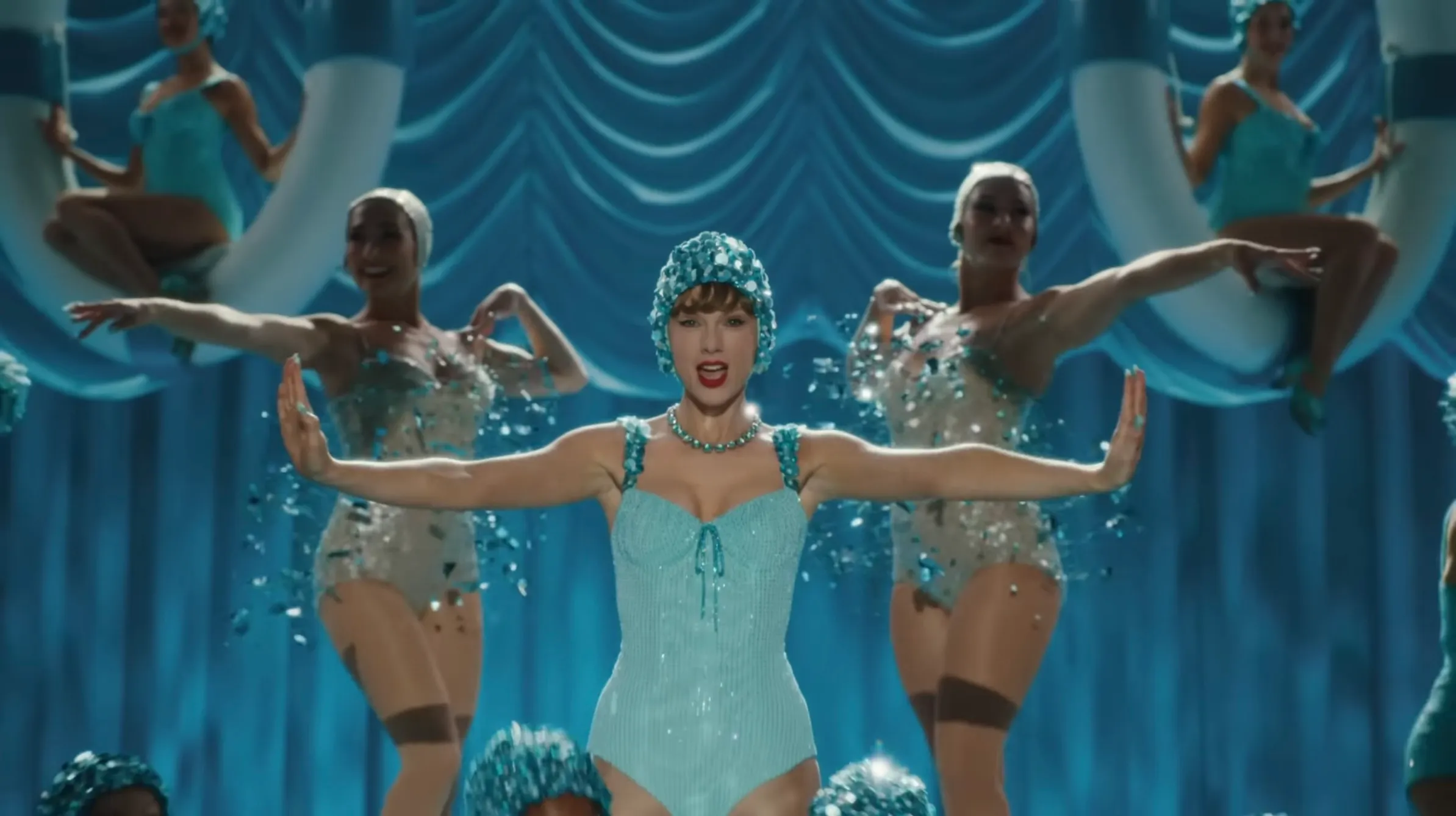Taylor Swift diện body suit xanh ngọc 