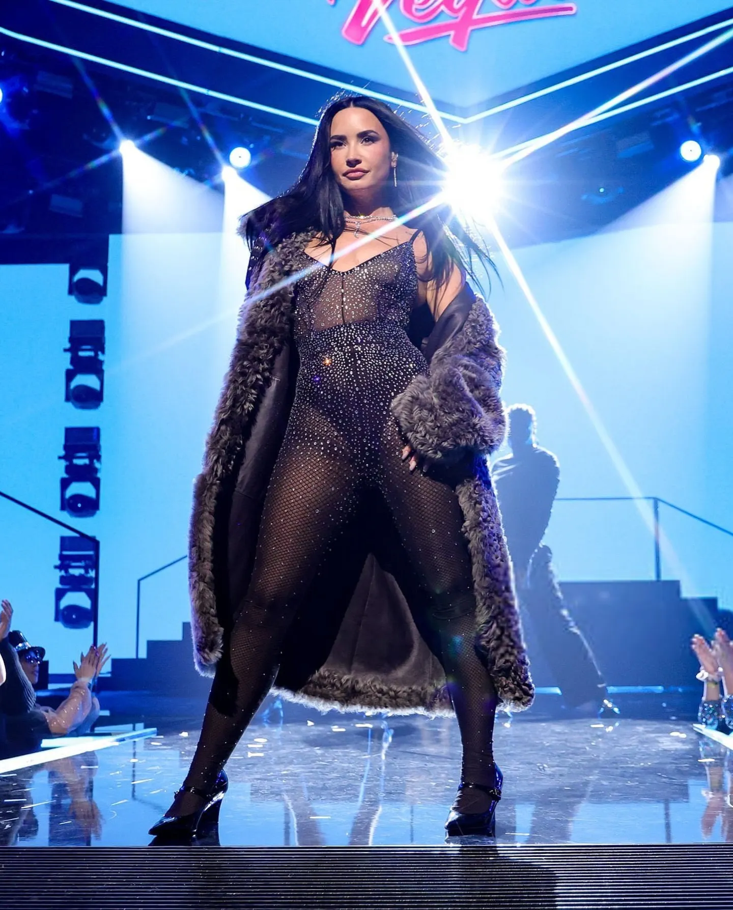 Demi Lovato mặc trang phục sheet bodysuit đính kết và áo lông trong buổi diễn đêm giao thừa