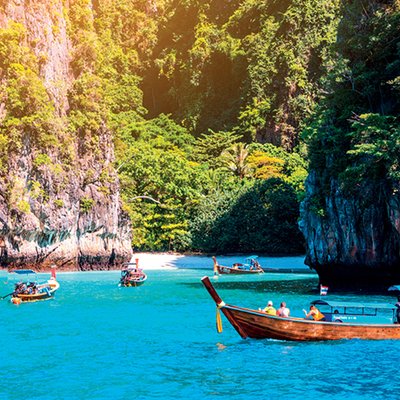 con thuyền trôi trên dòng nước xanh trong