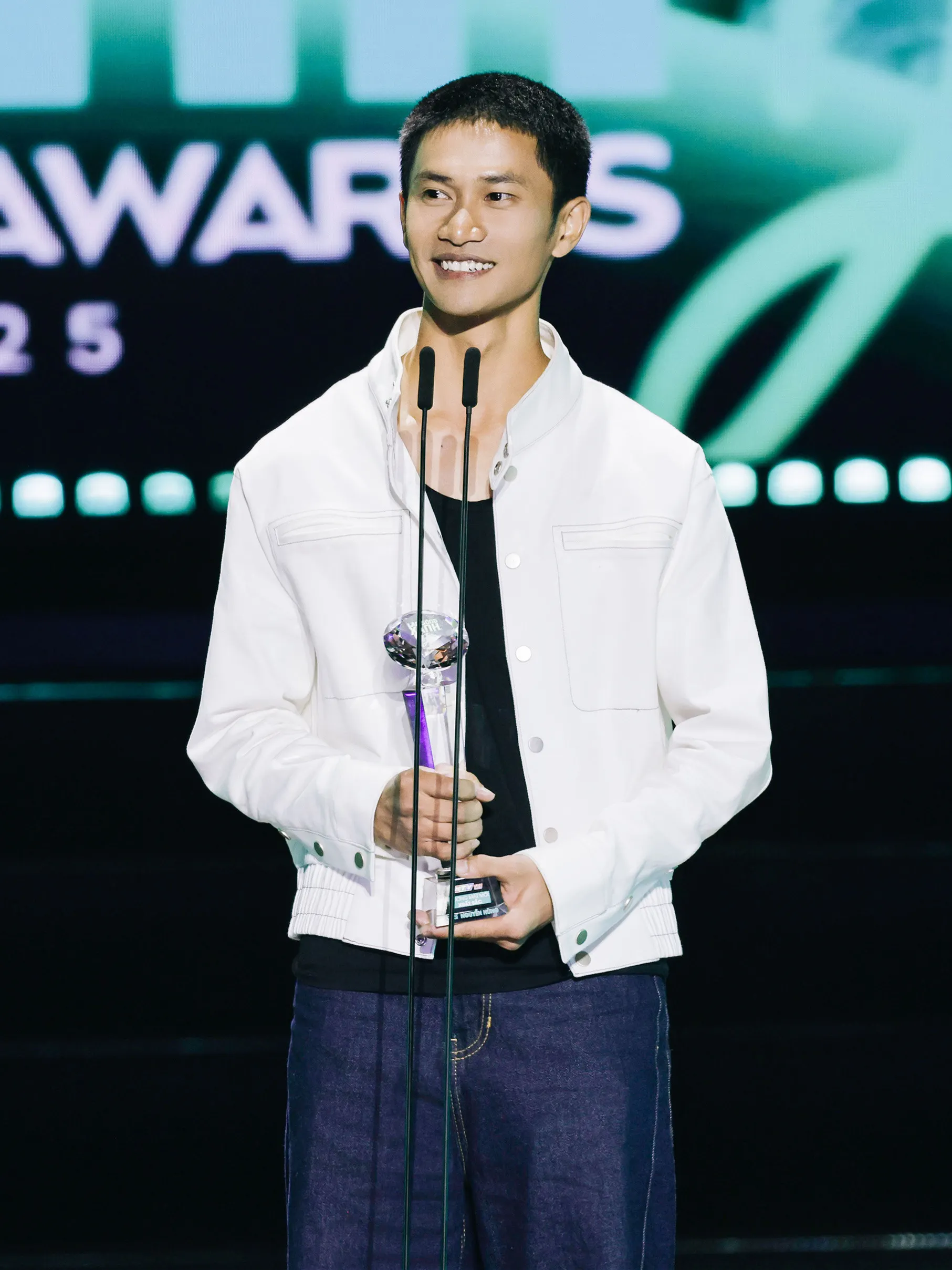 Nguyễn Hùng là gương mặt trẻ tiềm năng tại Làn Sóng Xanh với 5 giải thưởng.