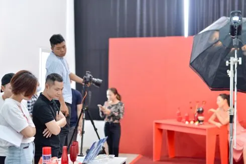 Dzũng Yoko làm việc tại buổi chụp