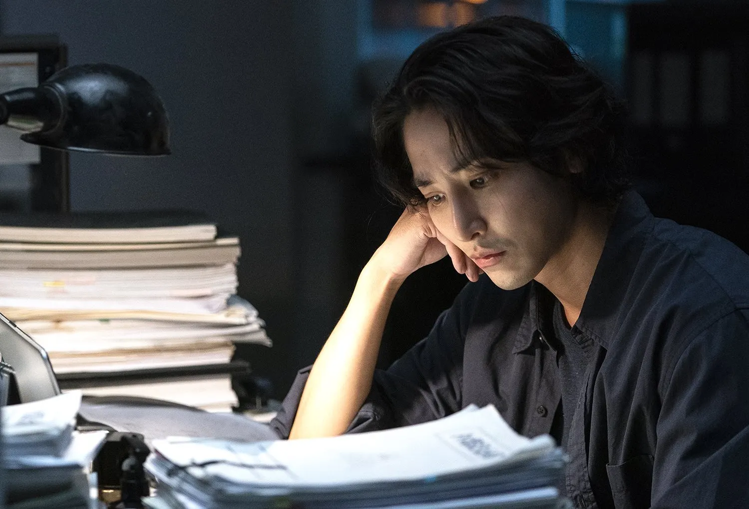 S Line tái hiện một thế giới nơi các mối quan hệ thể xác giữa con người được kết nối bằng những sợi chỉ đỏ. 