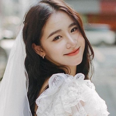 Cô dâu trẻ dùng nước hoa hợp phong cách