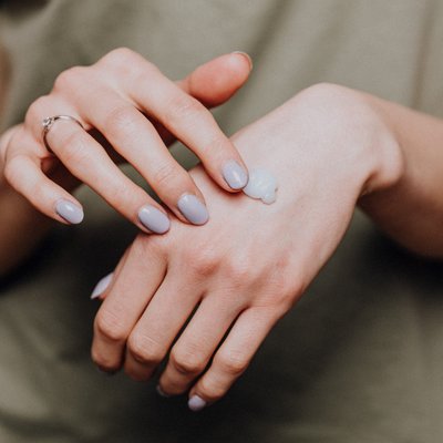 cô gái dùng kem dưỡng da tay