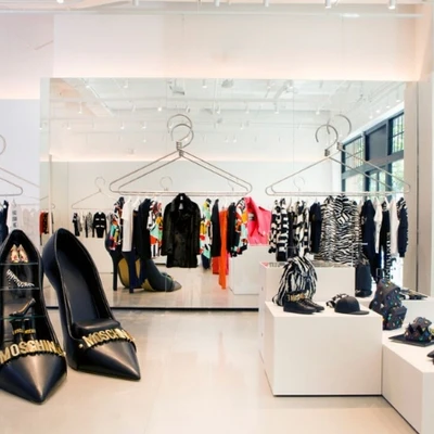Điểm tin thời trang: Moschino bị kiện vì phân biệt chủng tộc. Tuần lễ Thời trang thuần chay đầu tiên trên thế giới được ra mắt