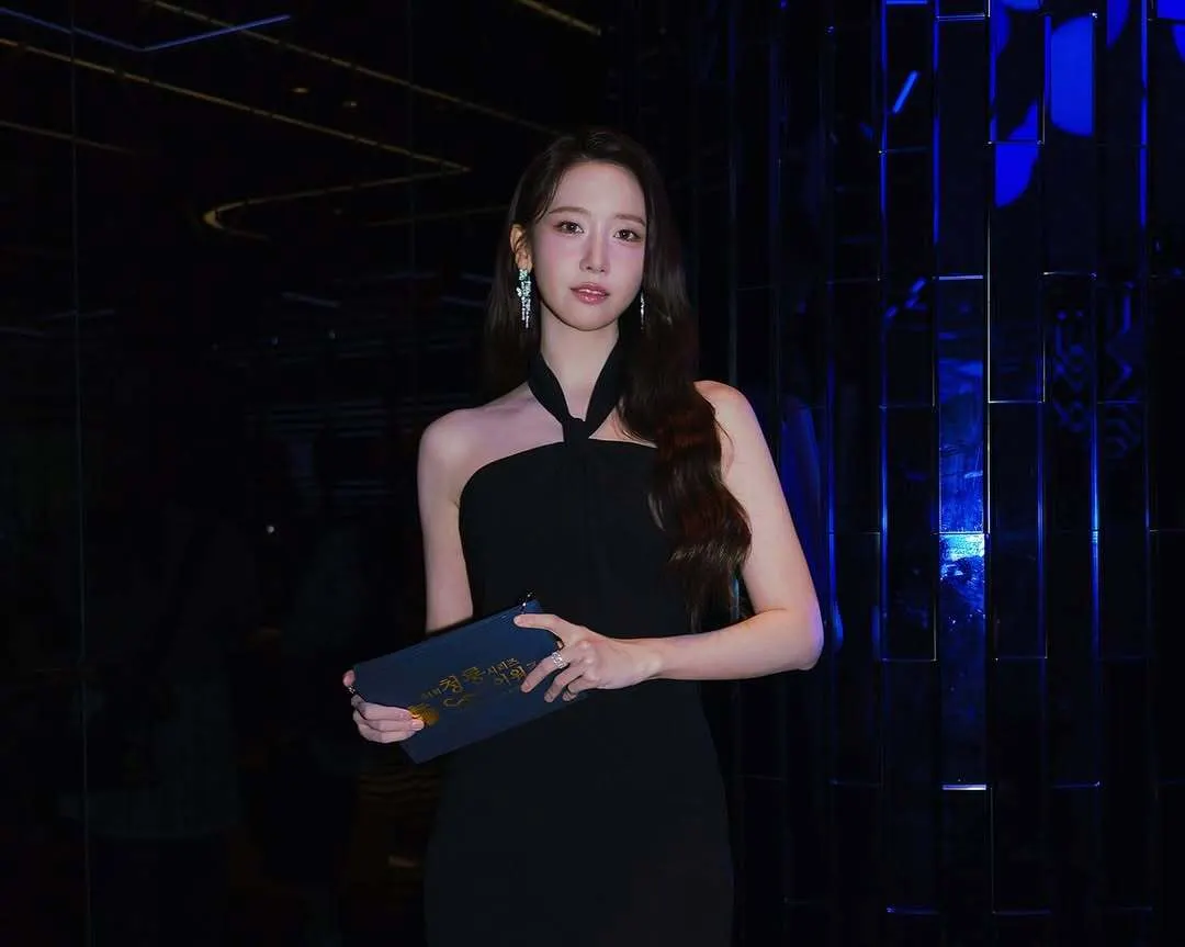 Bộ cánh thứ hai của Yoona trong đêm tiệc đến từ Alex Perry