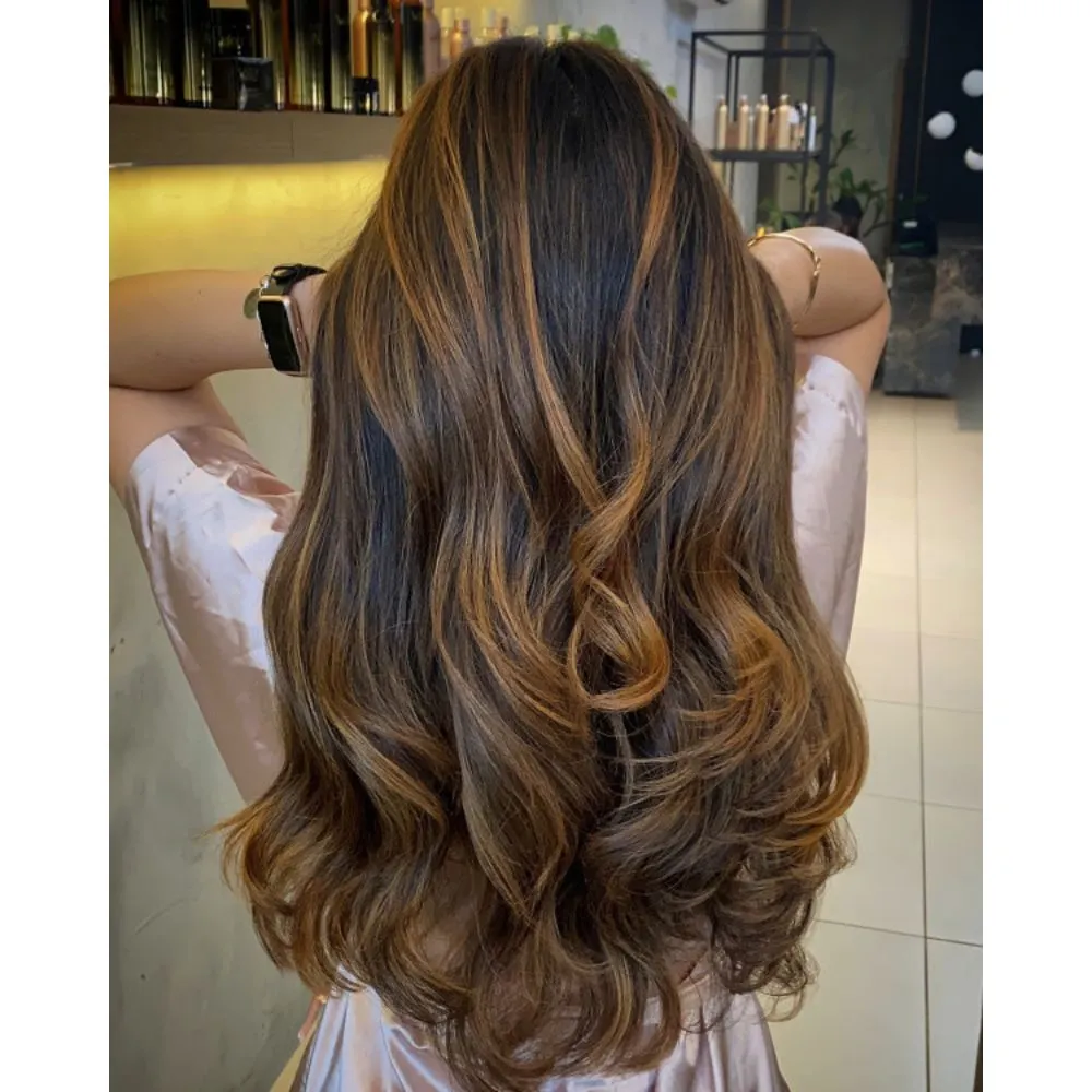 Hình ảnh mái tóc sunlit caramel.