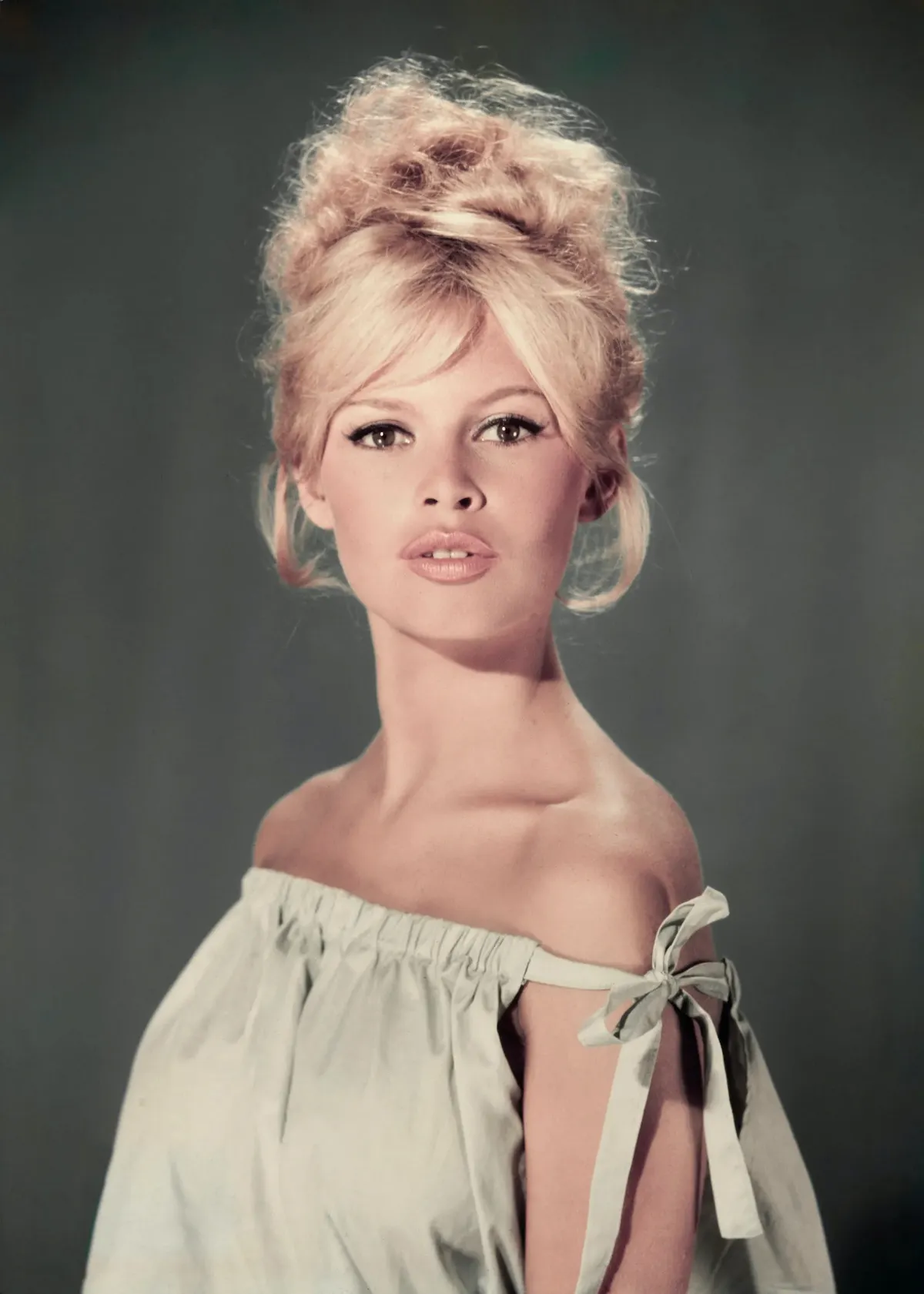 Sắc son nude đào tinh tế tôn vinh vẻ đẹp gợi cảm và bờ môi đầy đặn của Brigitte Bardot.