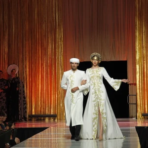 BST Vương Triều của Nhà thiết kế Võ Việt Chung trình diễn tại Mỹ