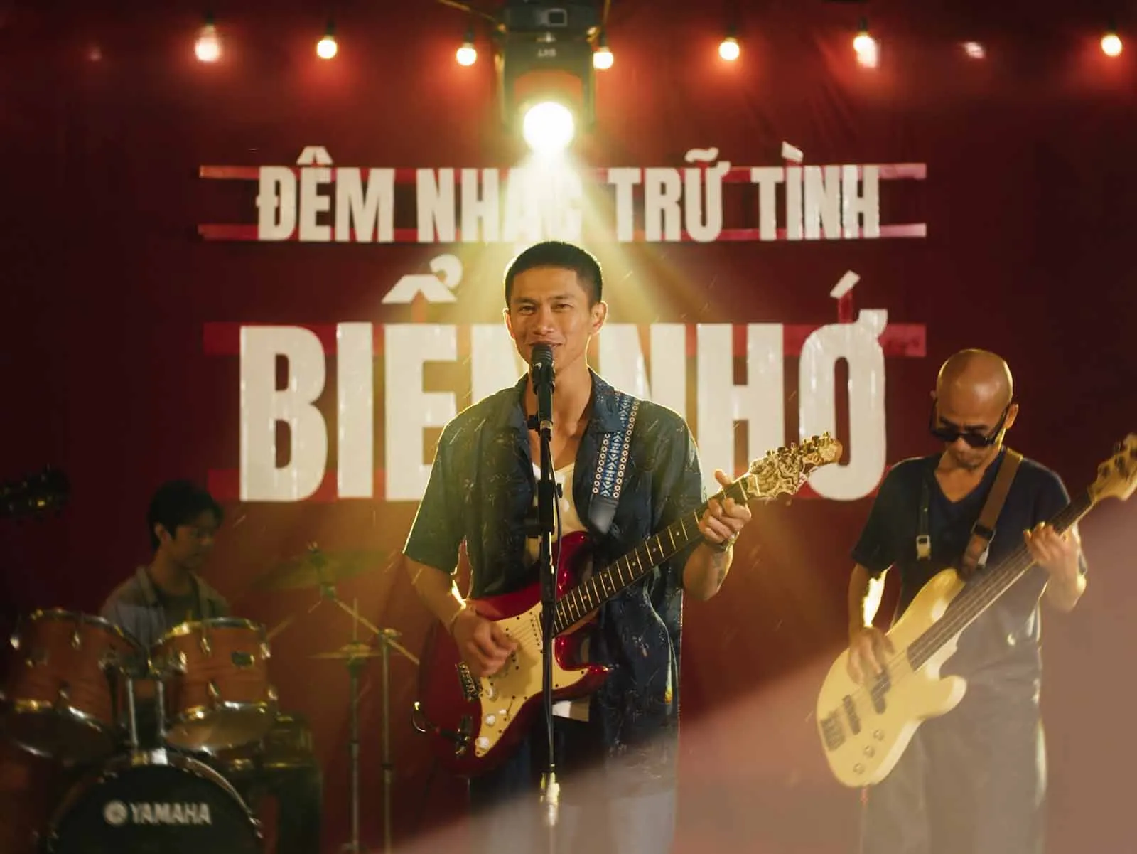 Quốc Hùng thể hiện nhân vật cường với sự tiết chế và lối diễn tinh tế trong đàn cá gỗ