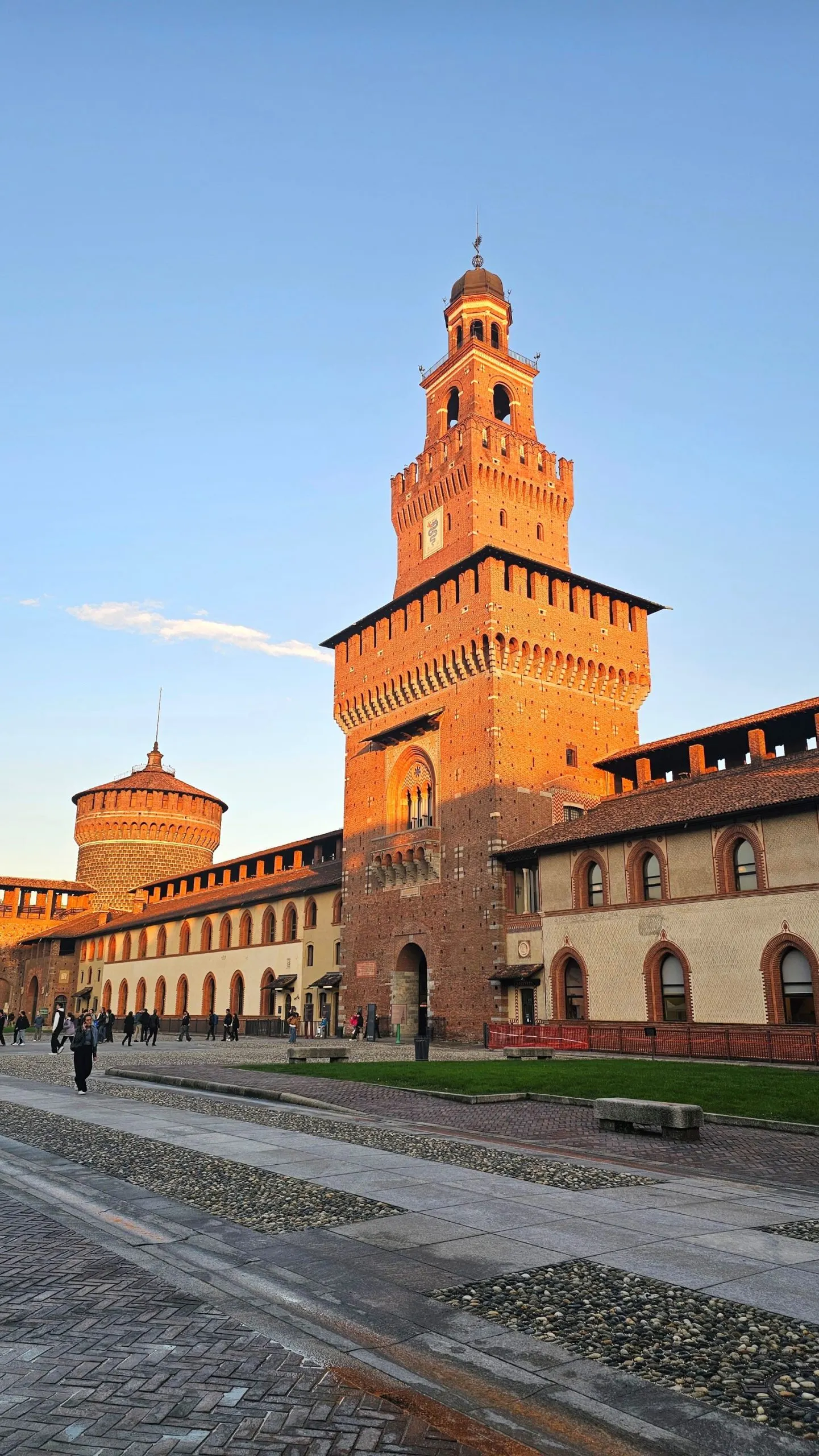 Quần thể kiến trúc Castello Sforzesco đồ sộ tuyệt đẹp nằm yên vị thanh bình dưới ánh nắng trong veo