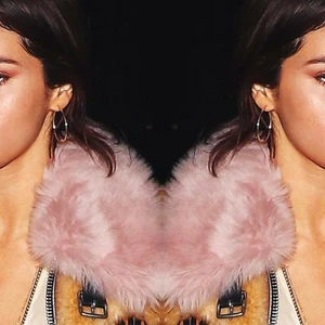 Ca sĩ Selena Gomez và những lần gợi cảm trong thiết kế váy xẻ sâu hút mắt