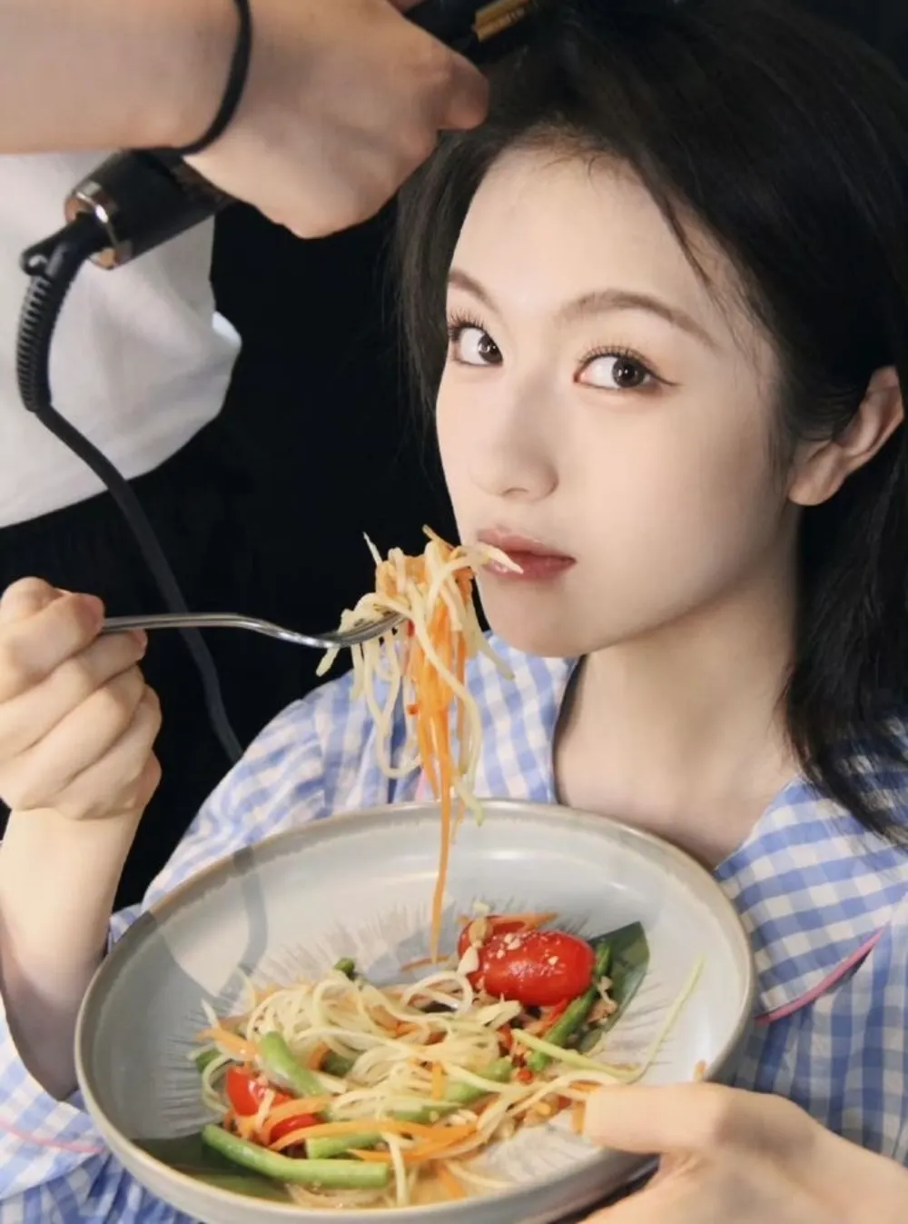 Lý Lan Địch đang ăn rau để giảm cân.