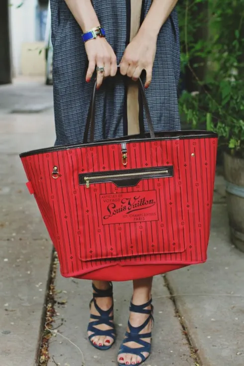 Mặt trong và ngoài của Neverfull dễ dàng được lật lại để thay đổi dáng vẻ.