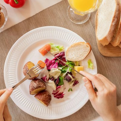 calo - dĩa thức ăn gồm bánh mì ngũ cốc và salad rau củ tốt cho việc giảm cân