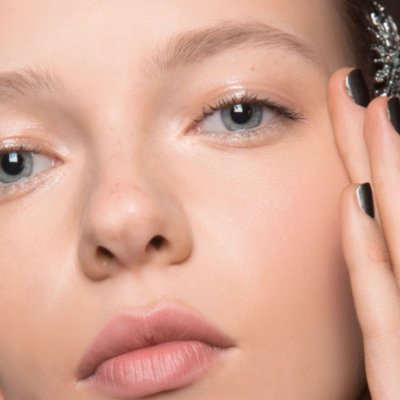 Kem mắt giảm quầng thâm. Ảnh: Imaxtree.
