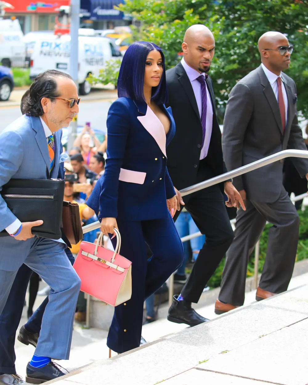 thời trang hầu toà Cardi B