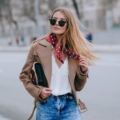 cô gái diện kính mát mùa Hè và áo khoác màu nâu