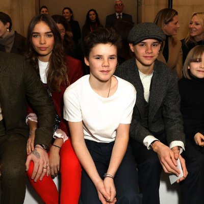 Bé Harper Beckham xuất hiện trong show thời trang của mẹ với kiểu tóc mới đáng yêu