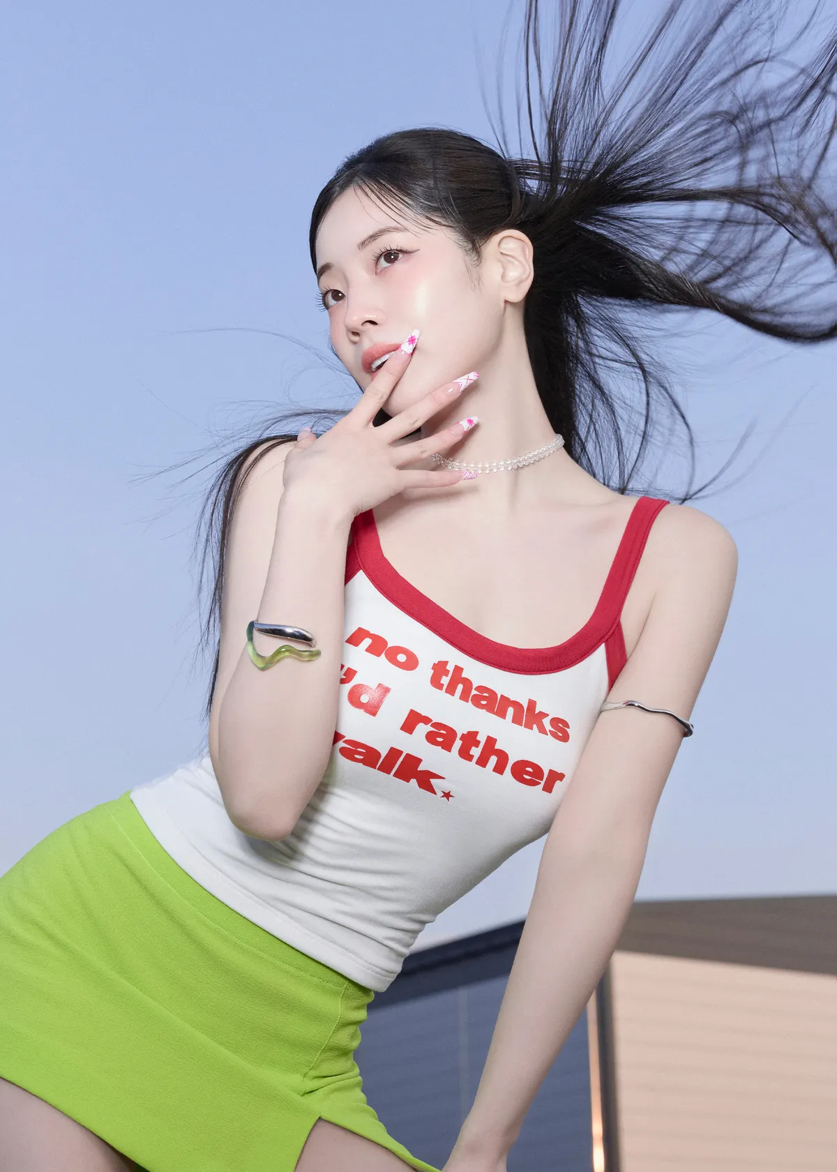 This Is For sử dụng những chiếc áo in slogan