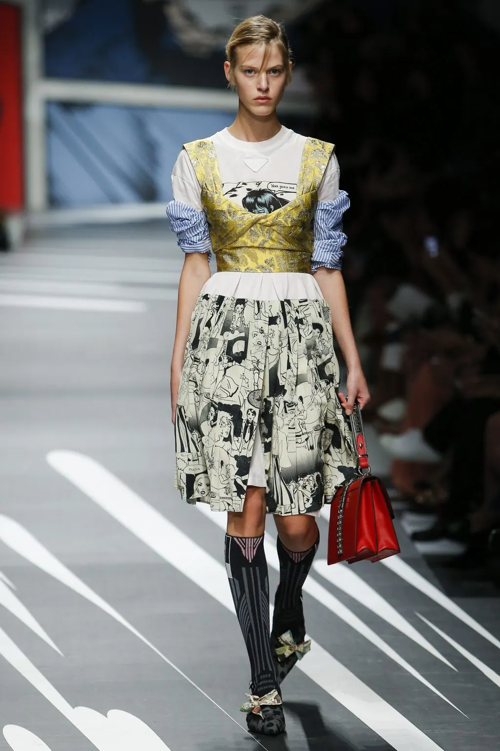 Prada Ready-to-wear Xuân 2018: Về những người phụ nữ mạnh mẽ, náo nhiệt và đầy sức quyến rũ