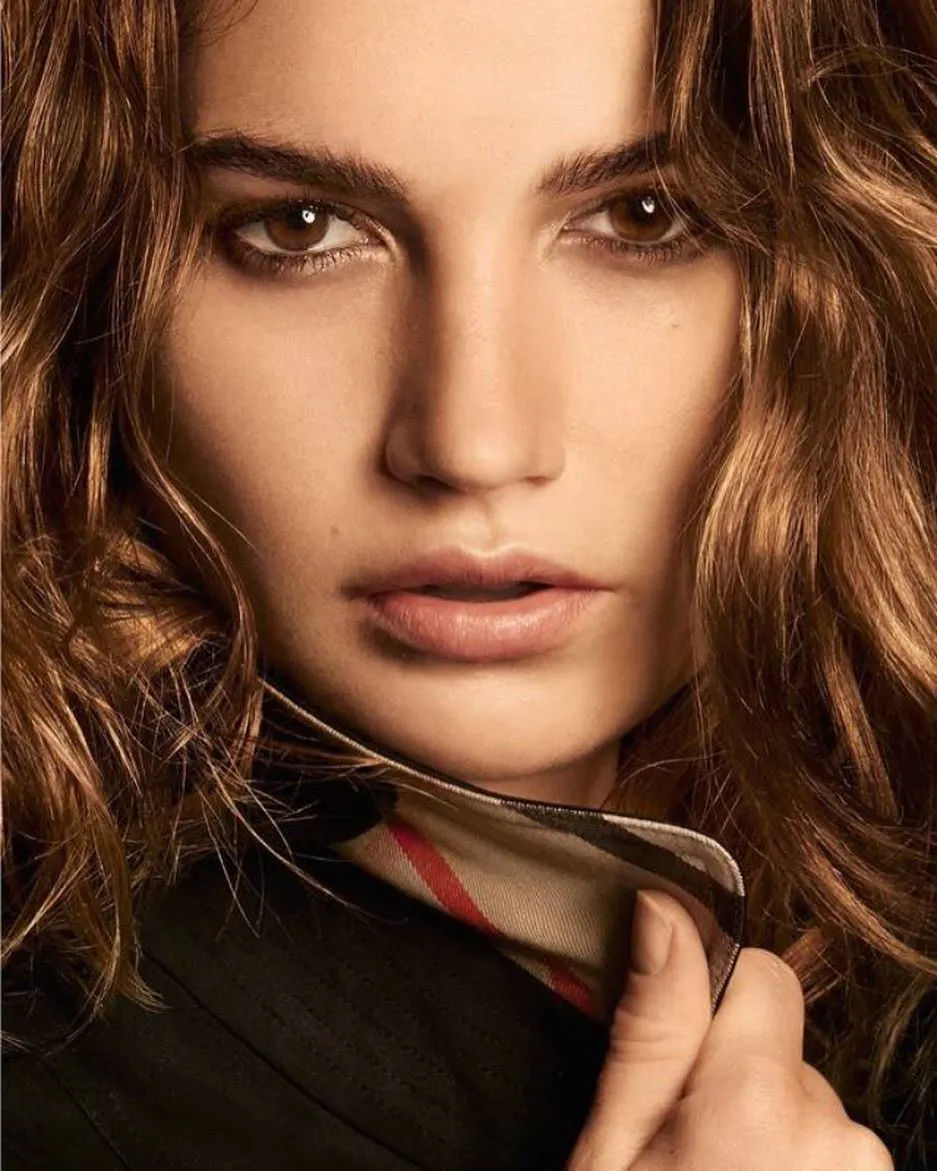 Hành trình thay đổi phong cách thời trang qua từng năm của Lily James