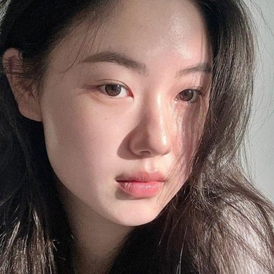 detox - cô gái Hàn Quốc xõa tóc thẳng, trang điểm nhẹ nhàng và selfie