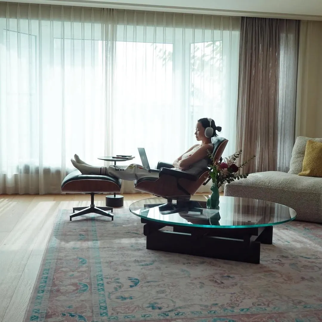 Cô gái ngồi thư giãn sau tập luyện - giảm cân sau tuổi 30