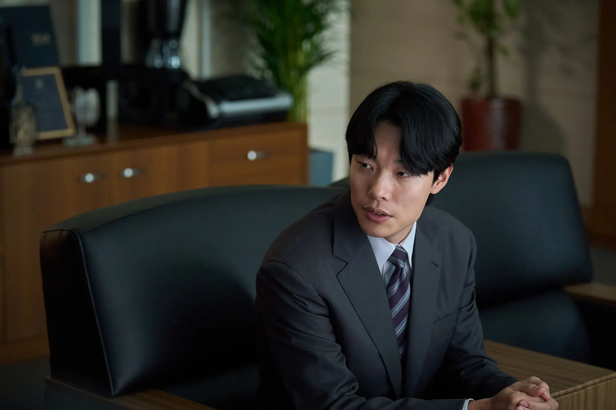 nhân vật min chan của ryu jun yeol trong phim revelations