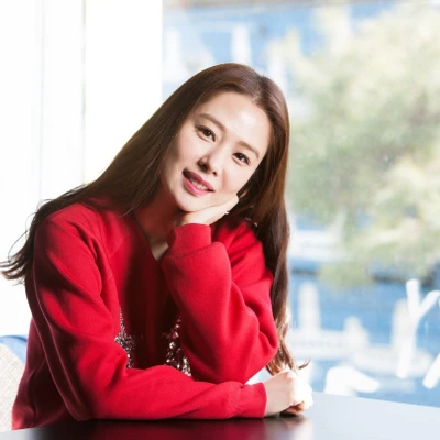 Phong cách thời trang U50 thanh lịch của diễn viên Kim Hyun Joo