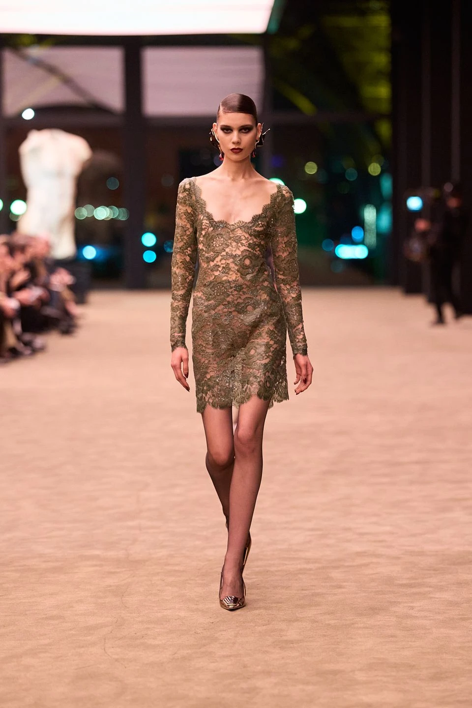 BST Saint Laurent Thu-Đông 2026.