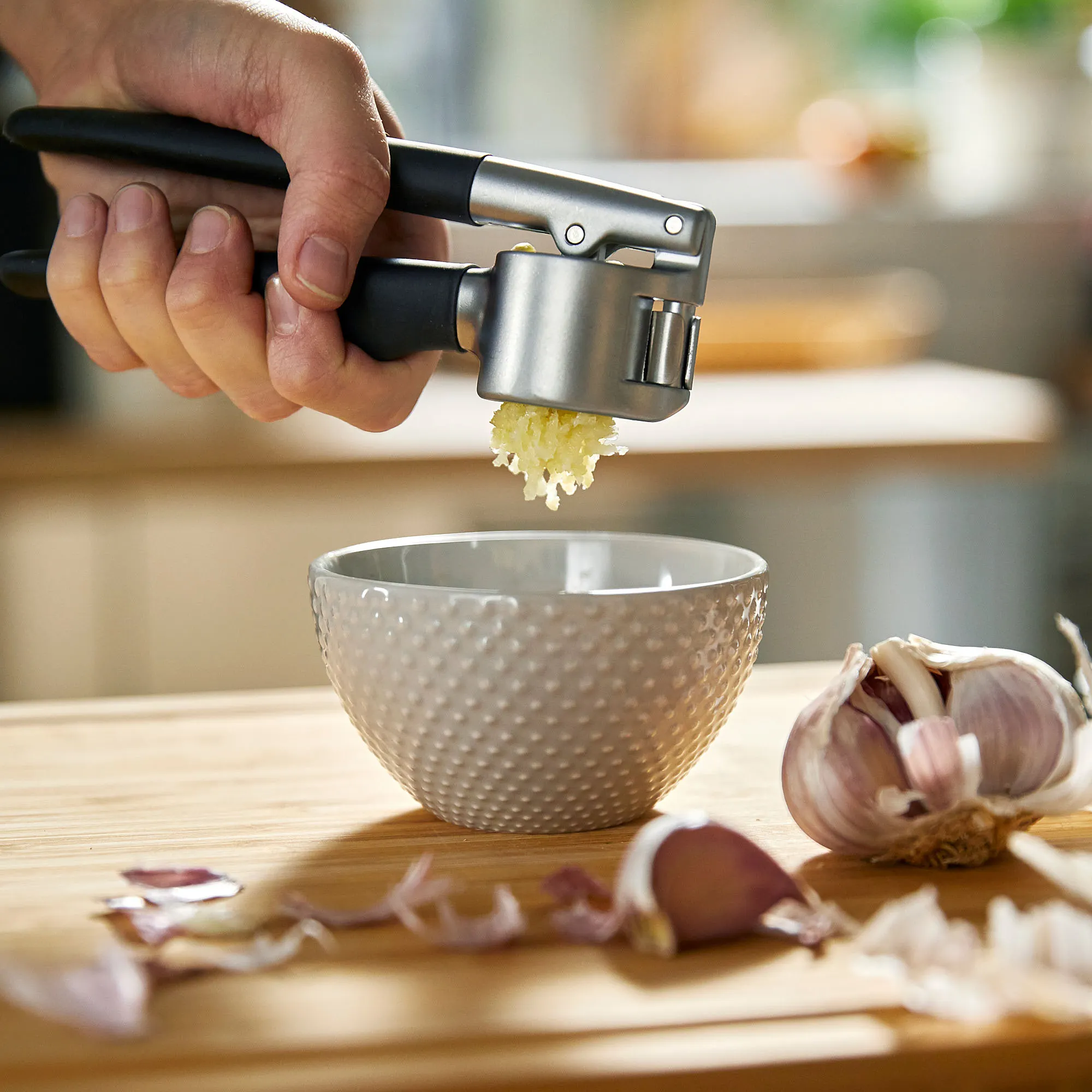 dụng cụ ép tỏi tiện lợi