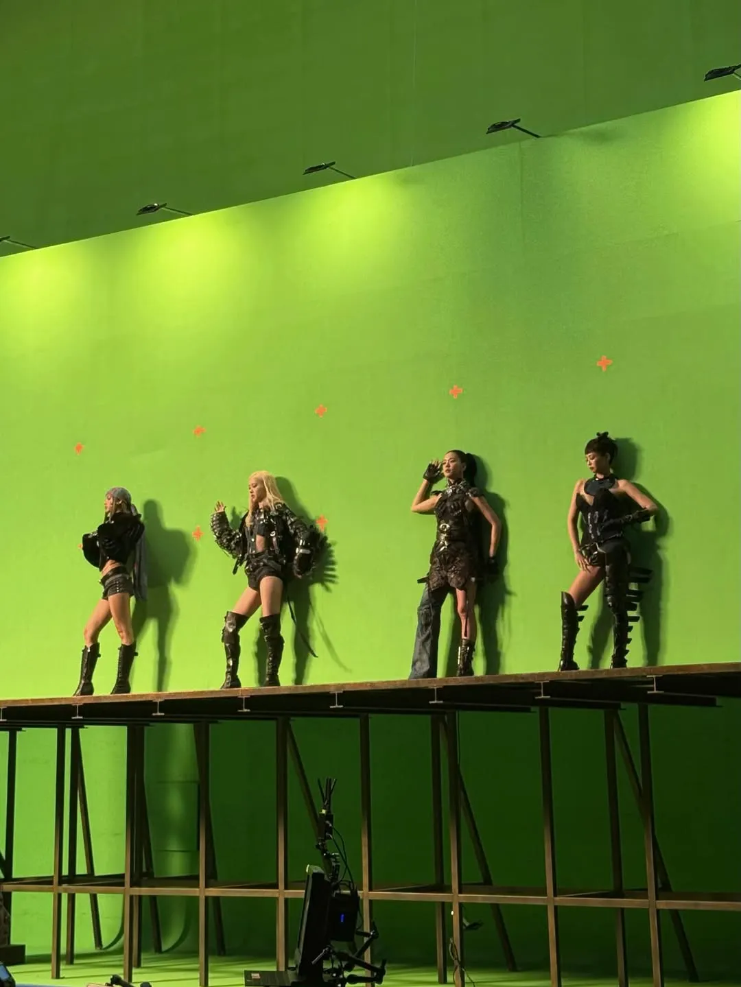 elle-mv-jump-blackpink-thoi-trang-add00002