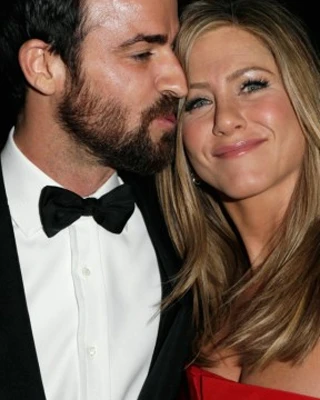 Jennifer Aniston khoe nhẫn cưới