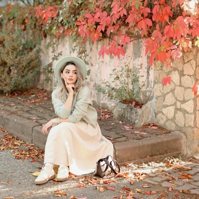 cô gái ngồi giữa trời thu