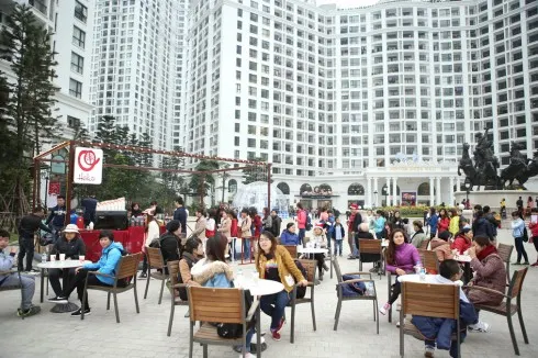 Trong không gian quán cafe buổi chiều nơi khách hàng có thể dừng chân sau khi mua sắm