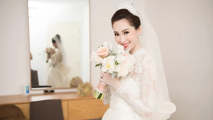 Váy cưới của Hoa hậu Đặng Thu Thảo gợi nhắc váy cưới nổi tiếng của công nương Grace Kelly